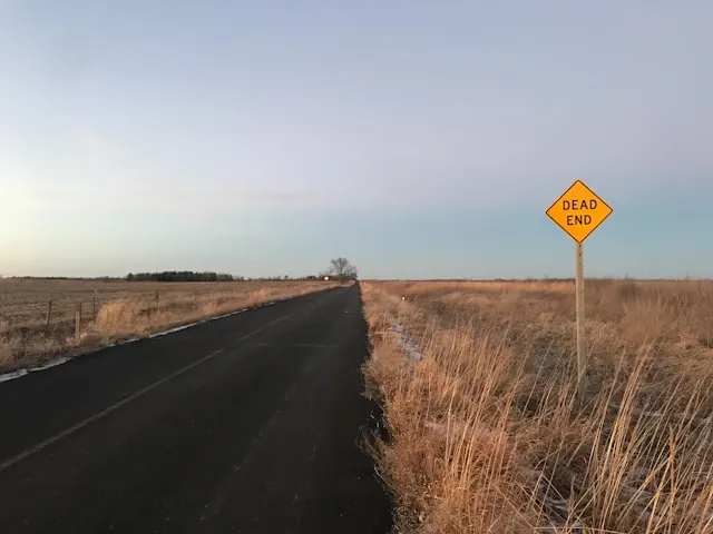 Straße mit Dead End Zeichen